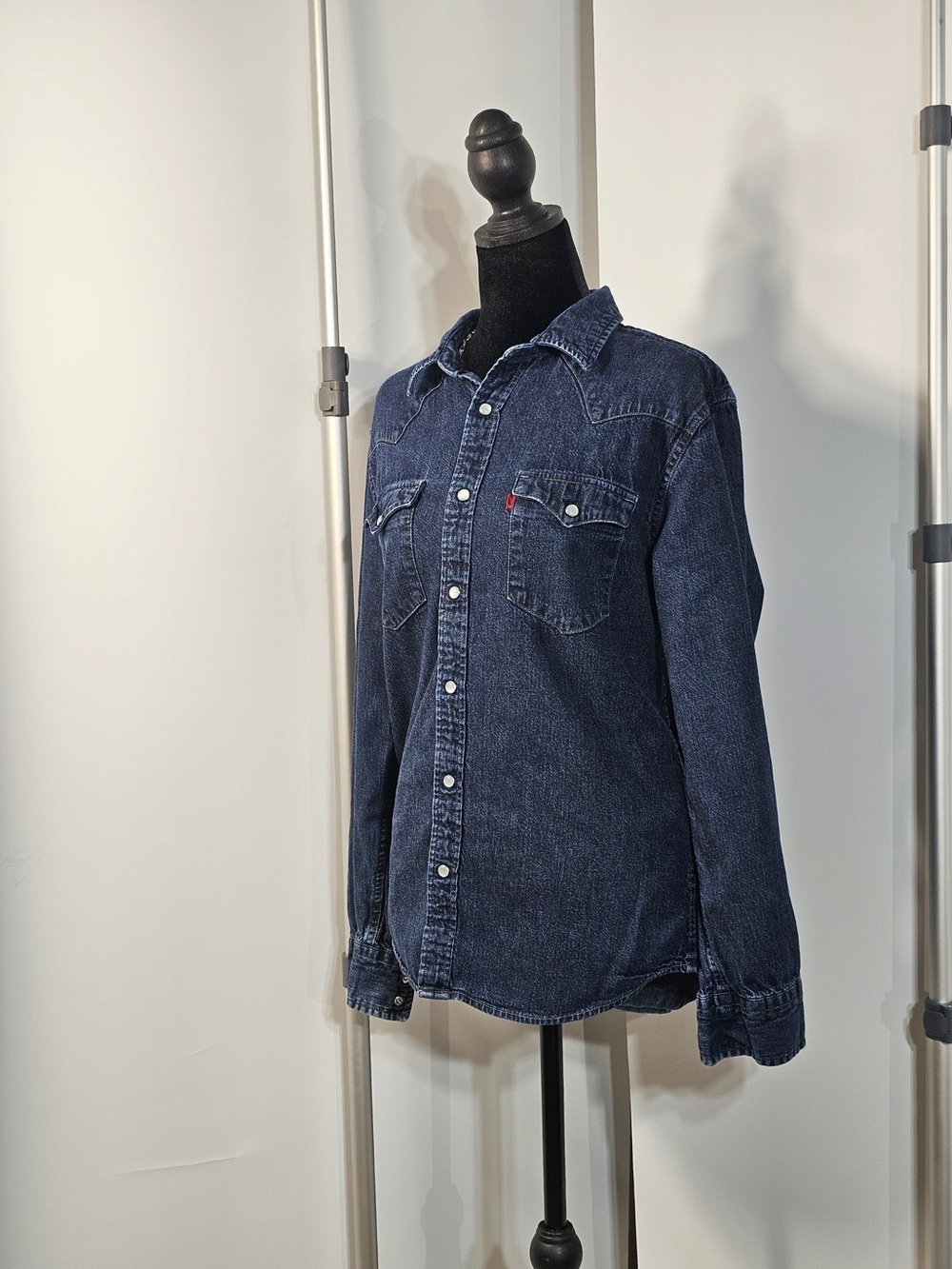 #193 Levi’s Standard Women’s Medium Dark Wash Denim Western Snap Shirt